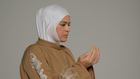 Studioporträt-Einer-Muslimischen-Frau-Mit-Hijab,-Die-Betet-2